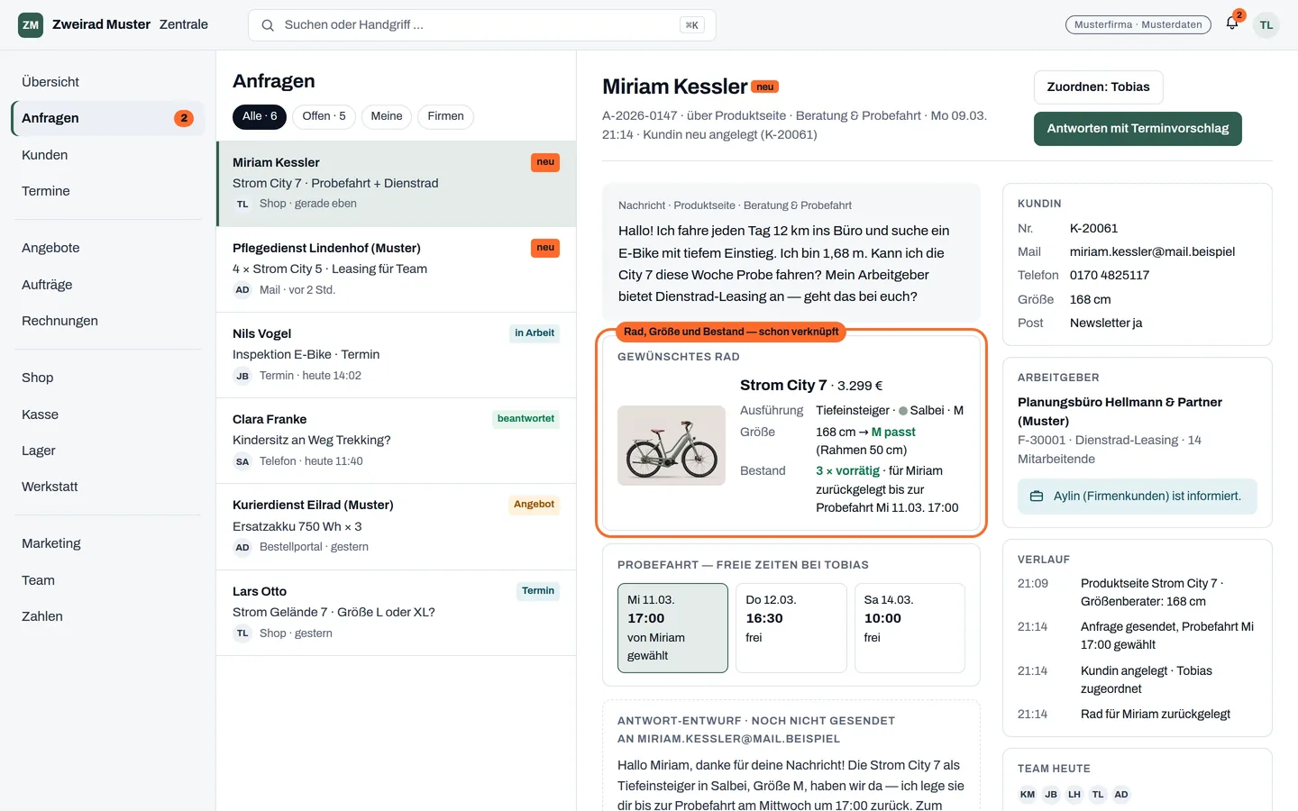 In der Zentrale von Zweirad Muster: die neue Anfrage von Miriam, verknüpft mit Rad, Größe M, drei vorrätigen Rädern, freier Probefahrt und ihrem Arbeitgeber