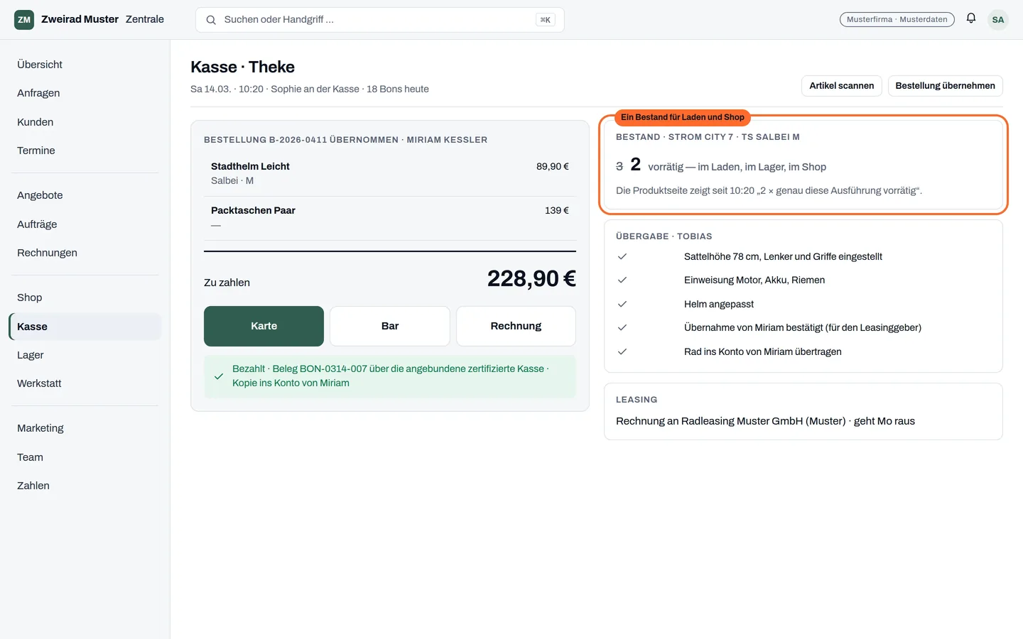 Die Kasse im Laden: Miriams Shop-Bestellung übernommen und bezahlt, der Bestand ihrer Ausführung sinkt überall von drei auf zwei